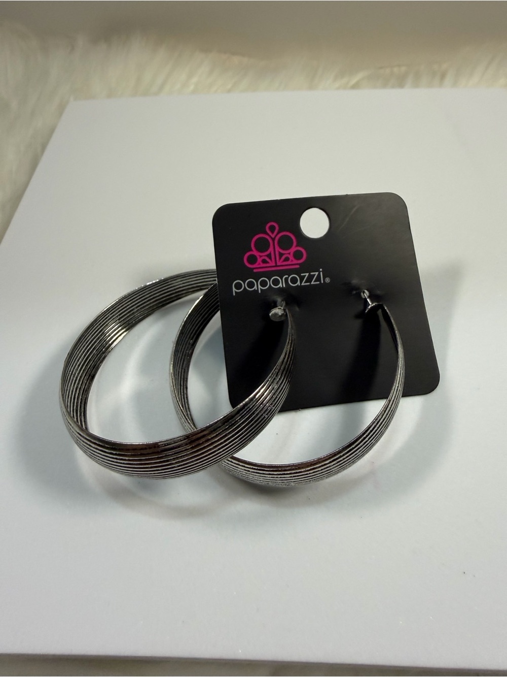🩷5/$10🩷 Paparazzi Textured Silver Hoop Earrings - Picture 1 of 3